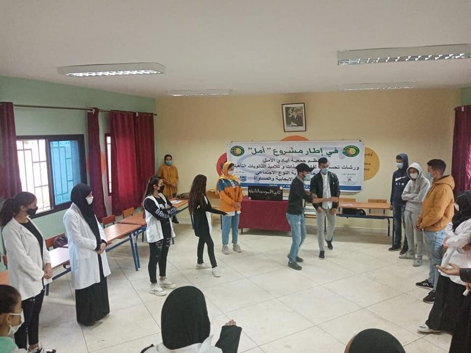 Dans le cadre du projet « Espoir de contribuer à la consolidation de l’égalité et des droits humains au sein de l’école » en partenariat avec l’Institut Marocain de Développement Local IMADEL avec le soutien d’ONU Femmes ONU FEMMES. Des pièces de théâtre ont été organisées en utilisant la technologie du théâtre fermé dans le domaine de « l’approche du genre et la promotion de la masculinité positive et de l’égalité » au profit des élèves filles et garçons du lycée almohade en arrière-plan de la province de Faqih Bensalah Dans le cadre du projet « Espoir de contribuer à la consolidation de l’égalité et des droits humains au sein de l’école » en partenariat avec l’Institut Marocain de Développement Local IMADEL avec le soutien d’ONU Femmes