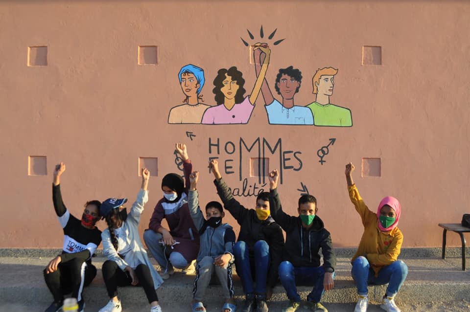 Dans le cadre des Journées internationales contre les violences faites aux femmes, et dans le cadre du projet d’appui à l’égalité des genres selon une approche genre à travers l’implication des hommes et des jeunes, l’Association Taldat a supervisé l’encadrement d’une série d’ateliers de peinture murale à quatre stations dans la province de Chishawa sous le slogan « Main dans la main pour une communauté. » sans discrimination ». Le projet a été mis en œuvre en partenariat avec l’Institut marocain de développement local et avec le soutien d’ONU Femmes.