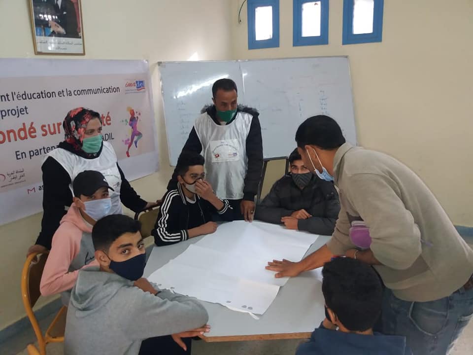 L’association Kholoud pour le développement, l’éducation et la communication a organisé des ateliers de formation sur le genre, la masculinité positive, l’égalité et son rapport au sport (volley-ball comme modèle) dans le cadre d’un projet de sport féminin basé sur l’égalité soutenu par l’ONU Femmes et en partenariat avec imadel et la Direction Régionale du Ministère de l’Education Nationale et de la Formation Professionnelle à Youssoufia. Les ateliers ont été encadrés par le coordinateur du projet, Youssef Belwafi, et les jeunes hommes et femmes qui ont bénéficié des précédentes formations du projet. Au profit de 16 étudiants et étudiantes de l’établissement secondaire préparatoire Al-Mukhtar Al-Sousi. Du 1er décembre au 5 décembre 2020