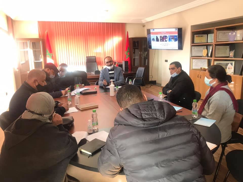 Réunion de la commission des affaires culturelles et sportives de l’arrondissement Menara afin d’élaborer un partenariat entre l’arrondissement Menara et l’Institut marocain de développement local (IMADEL) sous la tutelle du conseil communal de la ville de Marrakech. Dans le cadre du projet « JUSUR », en partenariat avec les communes de Barcelone.