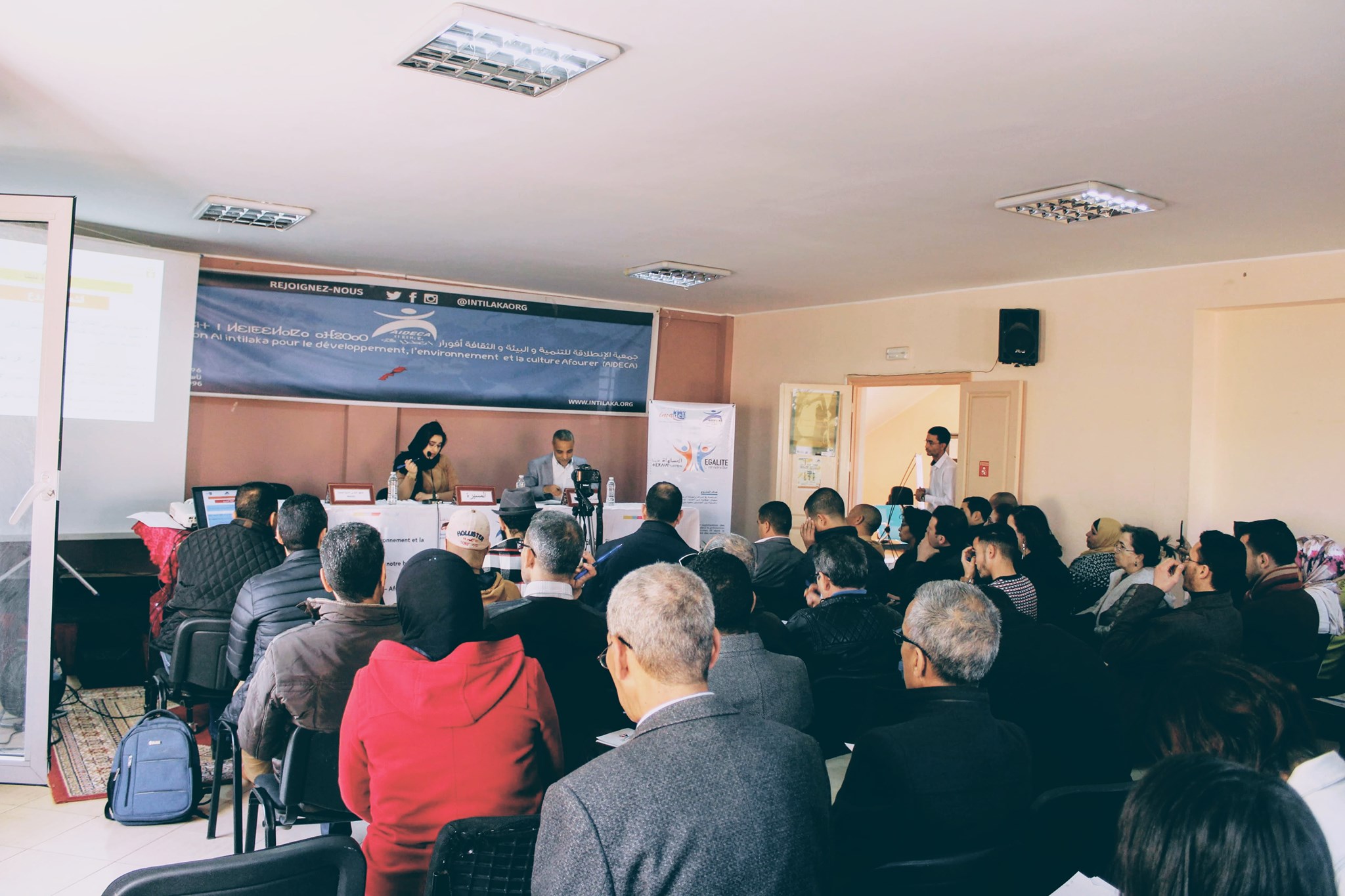 Lancement des travaux du séminaire de lancement du projet #EgaliteCestNotreBut au Centre De Renforcement Des Capacités Des Jeunes Afourer.  Ce séminaire s’inscrit dans le cadre de la mise en œuvre des activités du projet « l’égalité c’est notre but », qui est mis en œuvre par l’Association al Intilaka pour le Développement, l’Environnement et la Culture -AIDECA, en partenariat avec l’Institut Marocain pour le Développement Local-IMADEL et avec l’appui financier de l’ONU FEMMES.