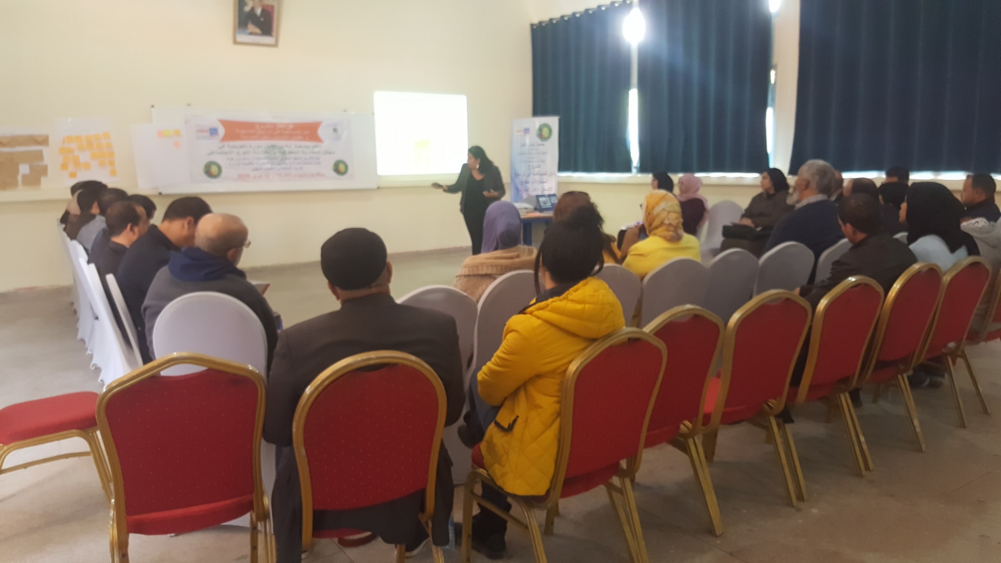 Dans le cadre des activités du projet « Espoir contribuer à la consolidation de l’égalité et des droits humains au sein de l’école » mis en œuvre avec le soutien des Nations Unies et en partenariat avec l’Institut marocain de développement local et en coordination avec la direction régionale du ministère de l’Éducation nationale et de la Formation professionnelle de la Province de Fkih Bensalah, L’Association Mains de l’Espoir a organisé la première session de formation sous la supervision de Mme Yousra Al-Barad sur le thème « L’Approche Juridique et l’Approche Genre » au profit des cadres pédagogiques dans les établissements de réinsertion secondaire et les associations de parents d’élèves. parents, artistes, écrivains, écrivains et dramaturges de la province d’Al-Fkih Bensalah. Les samedi et dimanche 15 et 16 février 2020.