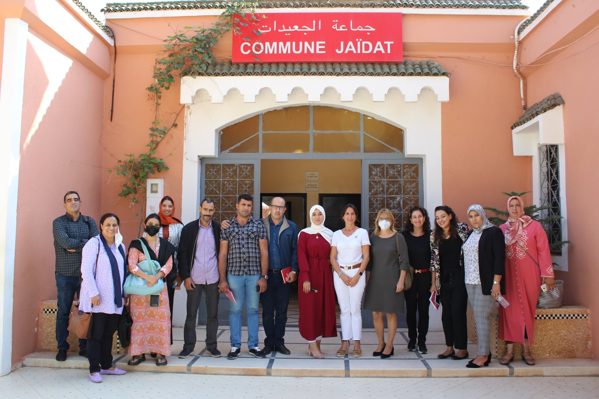 Dans le cadre du suivi des activités du programme Jusur pour l’autonomisation des femmes, l’Institut marocain pour le développement local (IMADEL) a organisé une visite de la délégation de la municipalité de Viladecans (région de Barcelone) à la commune de Ras Ain Rhamna et à l’arrondissement Menara les 26 et 27 Octobre 2021.  Cette visite a pour objectif de voir dans quelle mesure, le projet a  contribué à l’amélioration du niveau de santé reproductive dans la commune de Ras Ain Rhamna, ainsi qu’à la lutte contre les violences faites aux femmes au niveau de l’arrondissement Menara.