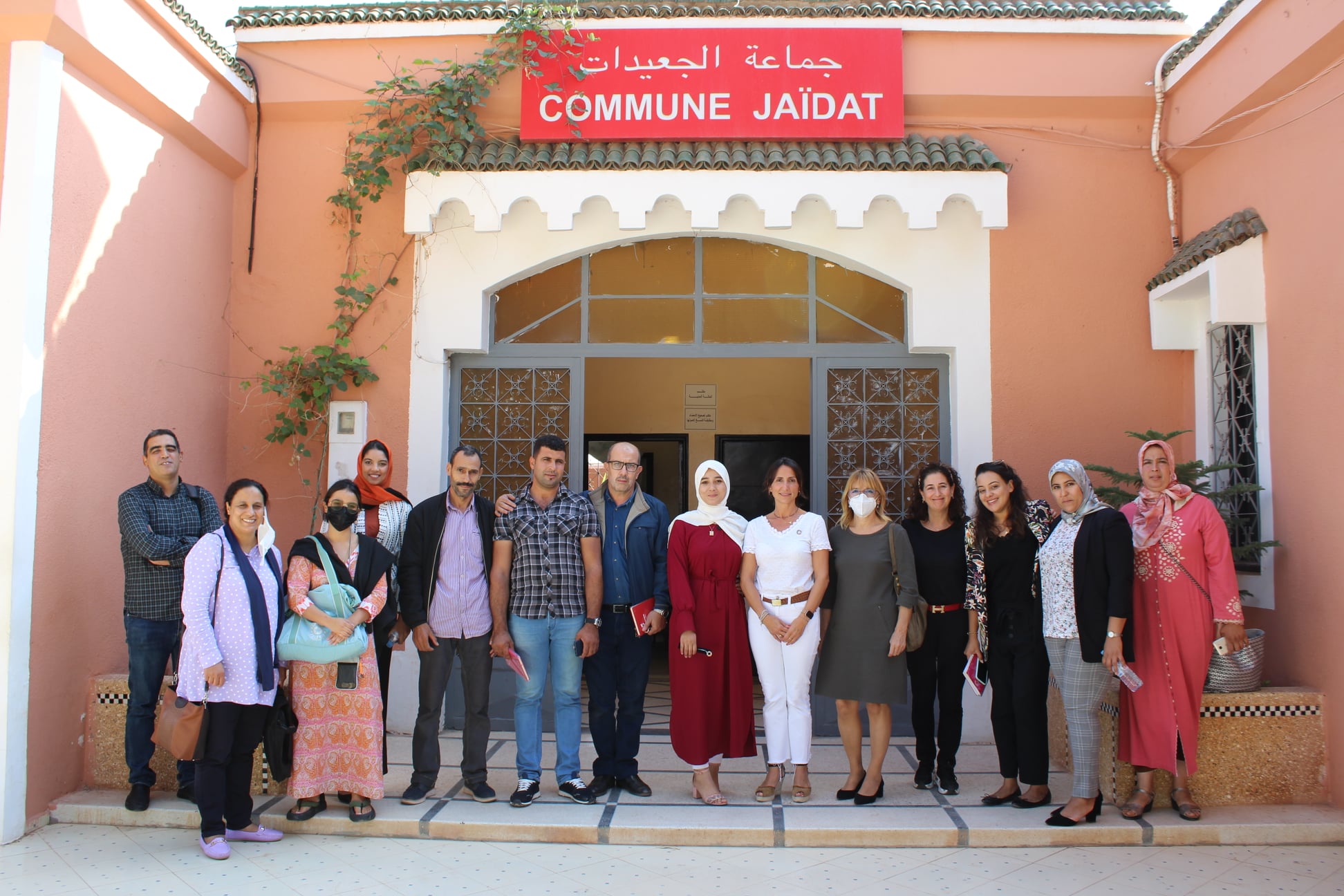 Dans le cadre du suivi des activités du programme Jusur pour l’autonomisation des femmes, l’Institut marocain pour le développement local (IMADEL) a organisé une visite de la délégation de la municipalité de Viladecans (région de Barcelone) à la commune de Ras Ain Rhamna et à l’arrondissement Menara les 26 et 27 Octobre 2021. Cette visite a pour objectif de voir dans quelle mesure, le projet a contribué à l’amélioration du niveau de santé reproductive dans la commune de Ras Ain Rhamna, ainsi qu’à la lutte contre les violences faites aux femmes au niveau de l’arrondissement Menara.
