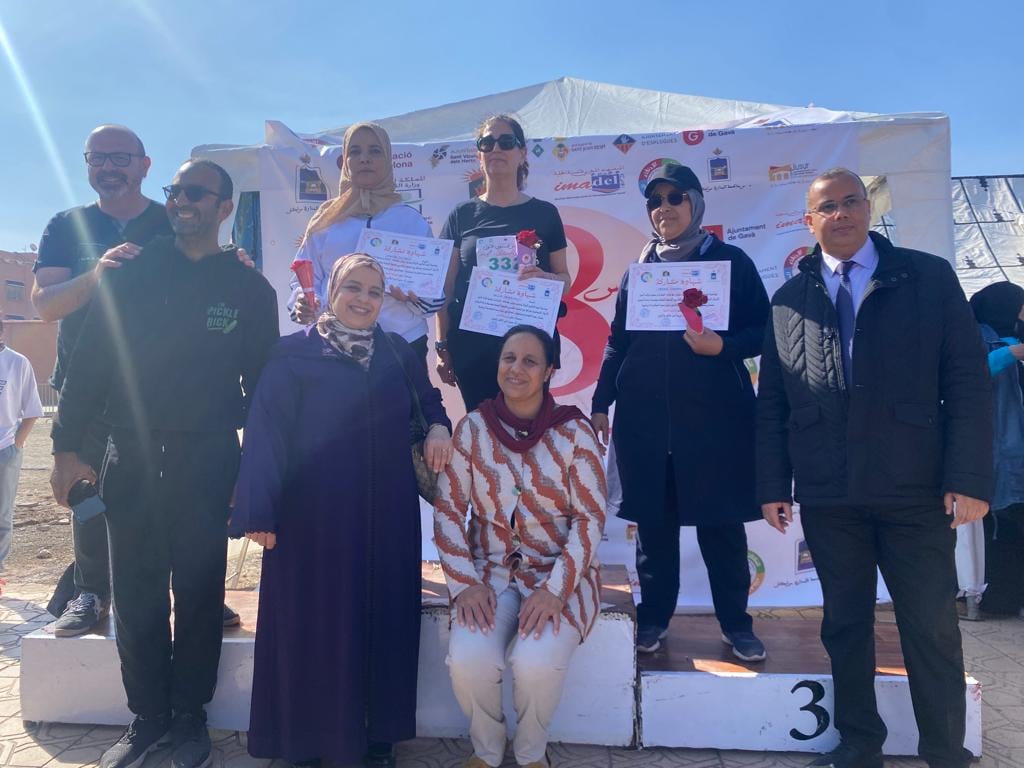 A l’occasion de la Journée Internationale de la Femme et dans le cadre du projet JUSUR, l’arrondissement Menara a organisé, en partenariat avec l’institut Marocain pour le Développement Local et l’association Aoulad Al Khayr en présence de la délégation des municipalités du réseau espagnol Baix Llobregat, une course spéciale femmes et ce le Samedi 12 Mars 2022.